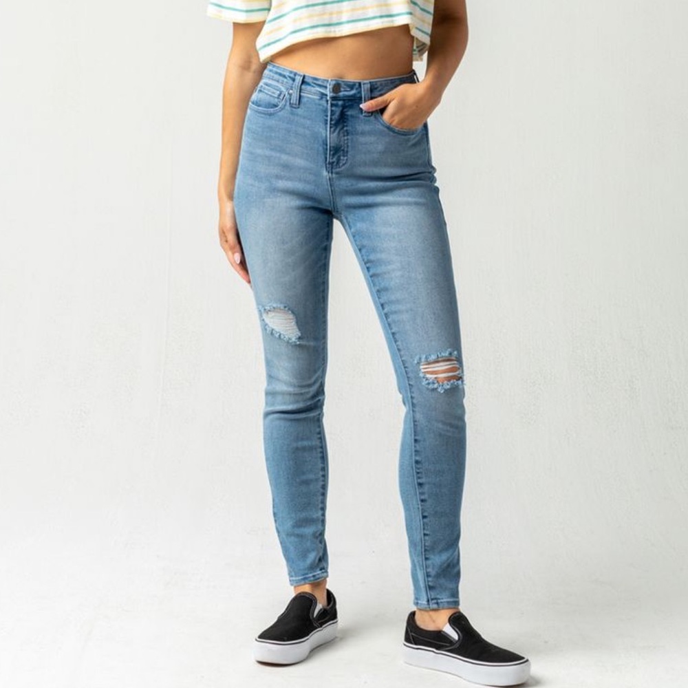 RSQ Curvy Light Wash High‎ Rise Skinny Jeans
